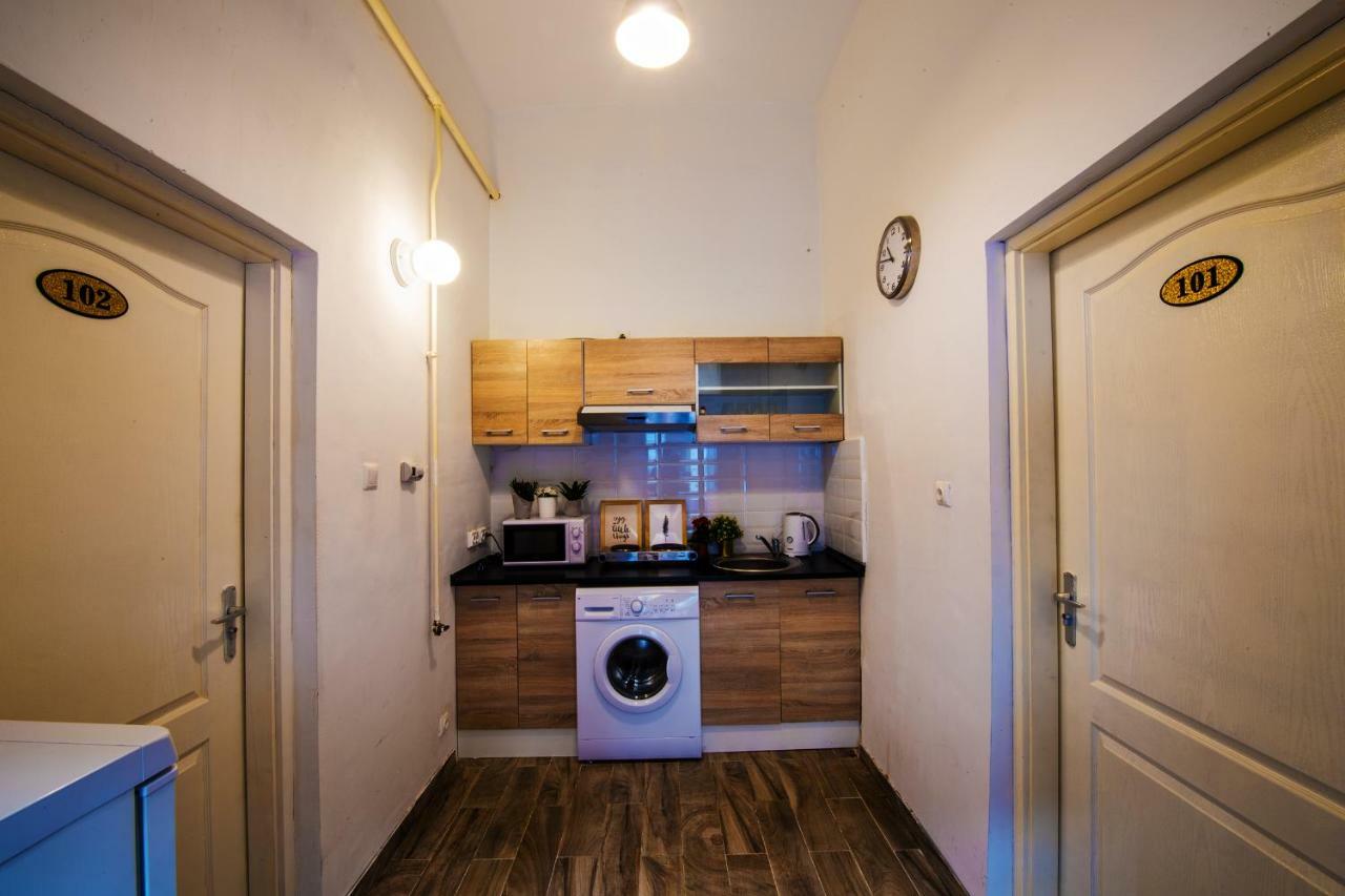 No. 11 With 2 Bathrooms Next To Railway Station *
